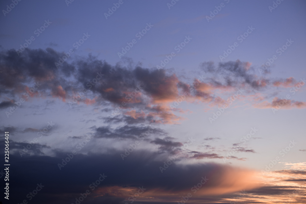 Lila Wolken bei Sonnenuntergang