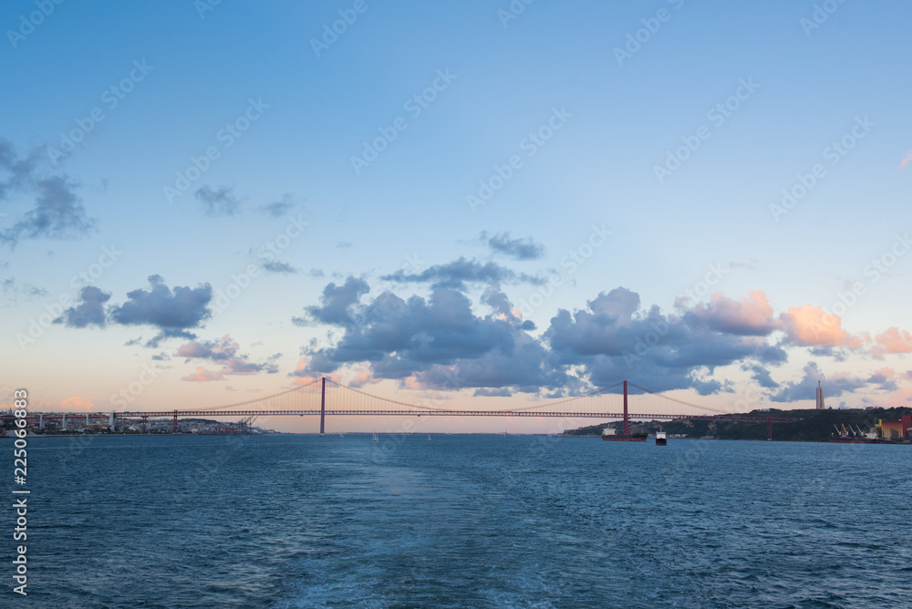 Sonnenuntergnag hinter Brücke in Lissabonn