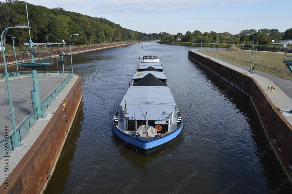 Fototapeta premium Entrance in the lock