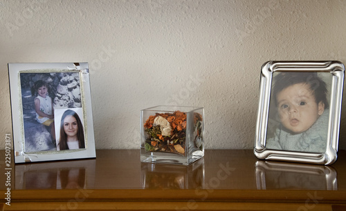 Fotografías del crecimiento de la hija sobre la estantería.