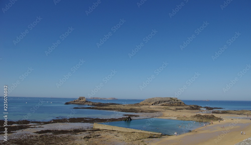 Fototapeta premium Vue sur le Grand Bé et la piscine de la plage