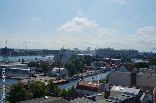 Warnemünde: Blick vom Leuchtturm Richtung Kreuzfahrtschiffe