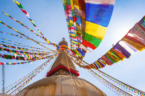 Photo Boudhanath stupa with colorful prayer flags, Buddha eyes and golden mandala in K