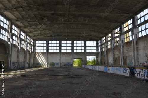 Stara hala przemys  owa   Old industrial hall