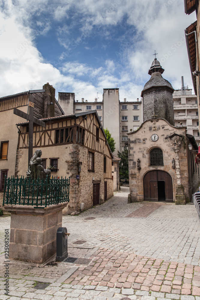 Limoges (Haute-Vienne, France) - Rue de la Boucherie et église Saint Aurélien