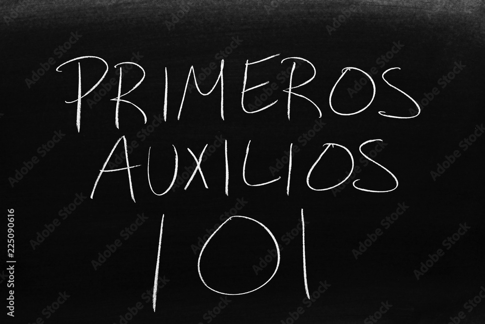 Obraz premium The words Primeros Auxilios 101 on a blackboard in chalk. Translation: First Aid 101