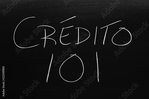 The words Crédito 101 on a blackboard in chalk. Translation: Credit 101