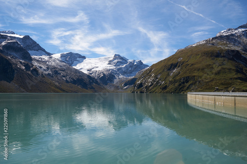 Berglandschaft beruhigendes Panorama mit Gletschersee oder Stausee