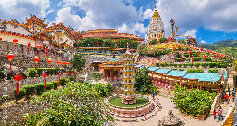 Fototapeta premium Kek Lok Si Temple panoramiczny widok na wyspę Penang, Georgetown, Malezja