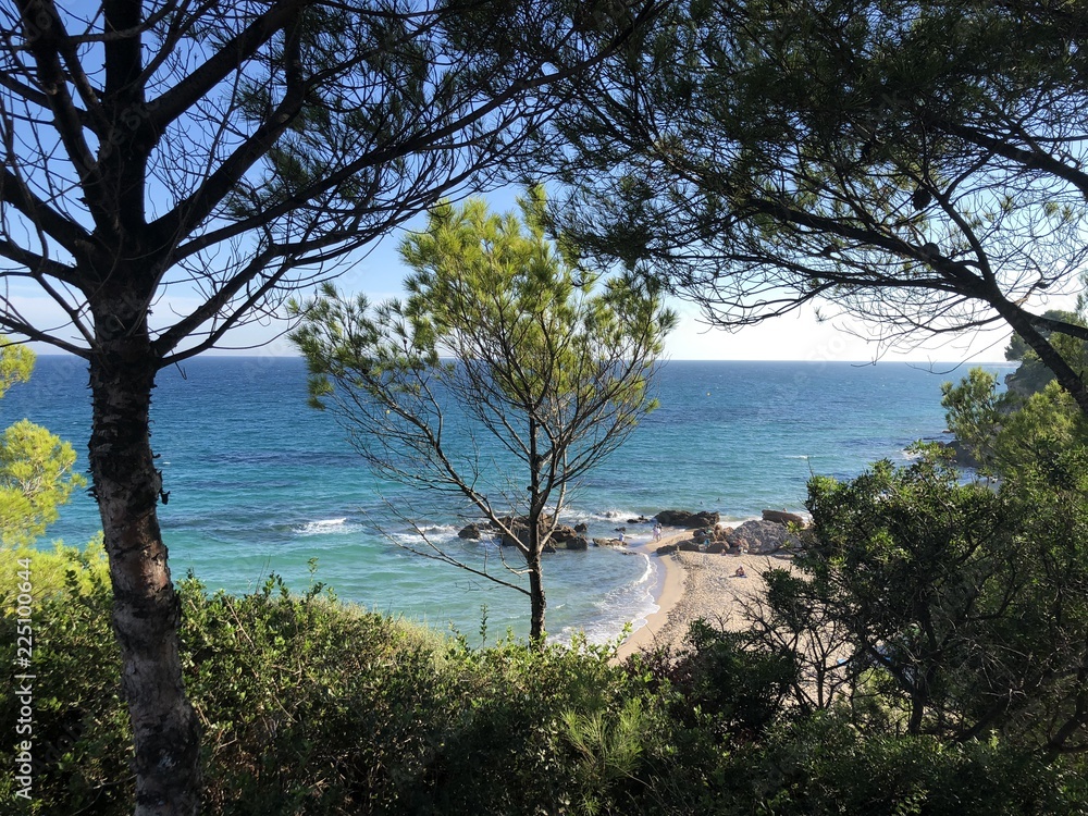 Vista pequeña playa en Tarragona