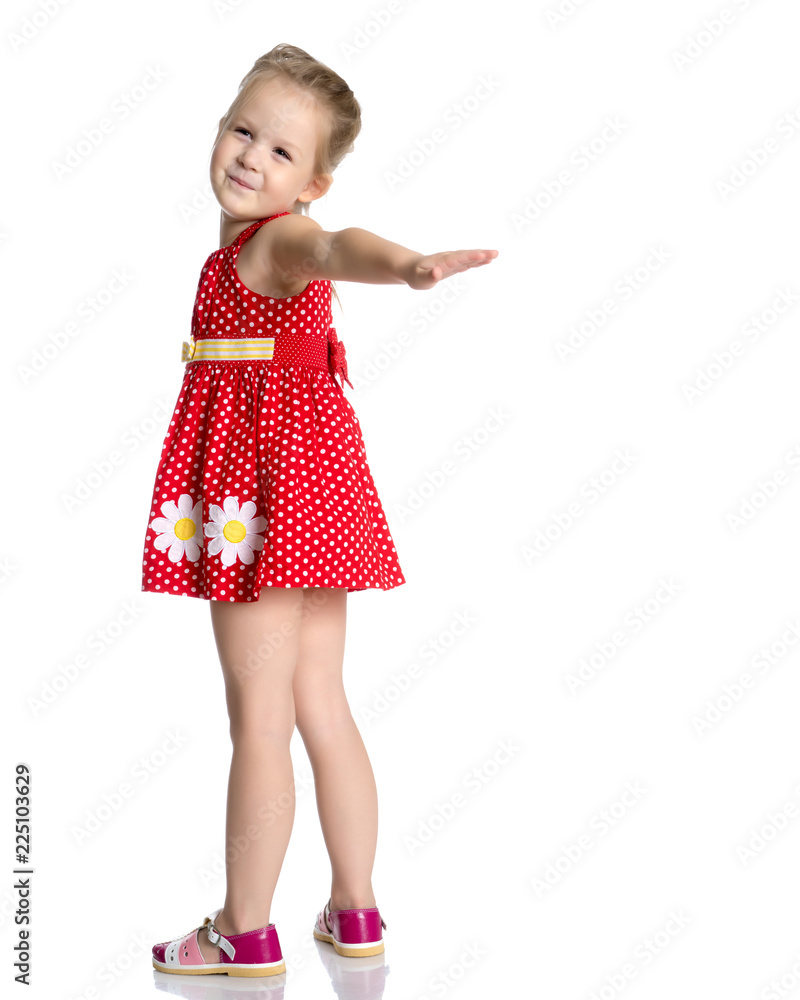The little girl is full-length. The little girl is full-length.
