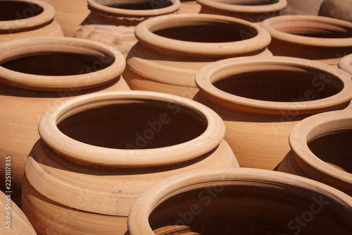  many clay pots, empty clay pot collection © hanohiki