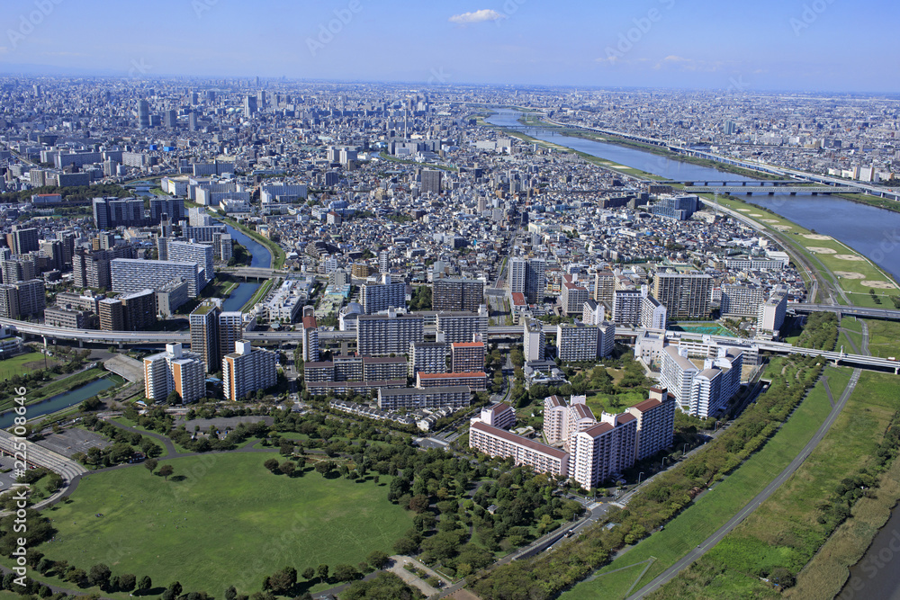 郊外に住宅地／高層マンション、空撮