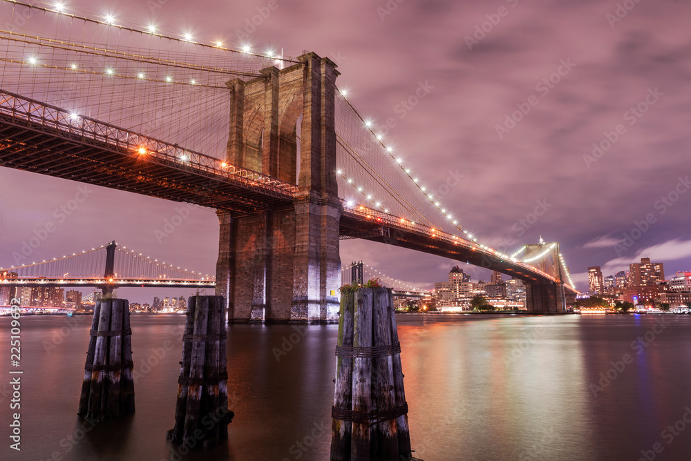 Fototapeta premium Brooklyn Bridge o zmierzchu, Nowy Jork, USA