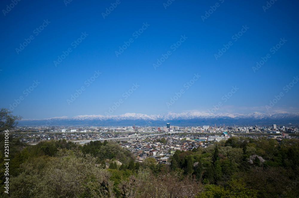 立山連峰と富山市内