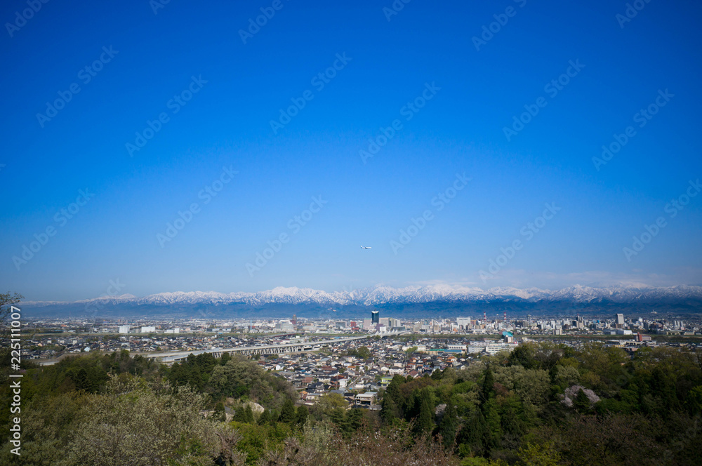 立山連峰と富山市内
