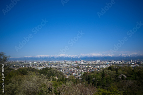 立山連峰と富山市内