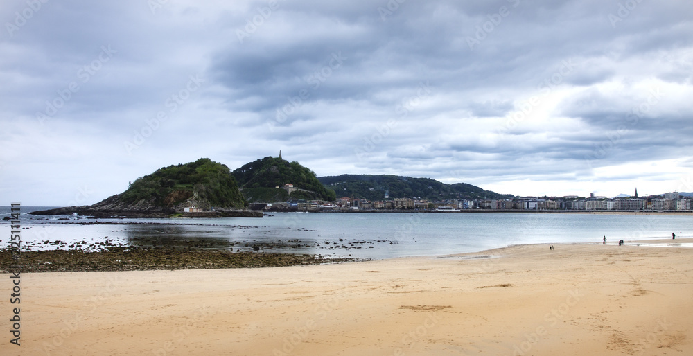 PLAYA Y EL ISLOTE AL FONDO