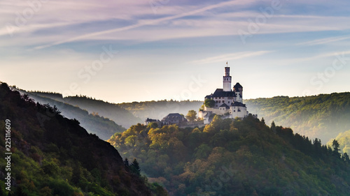 Marksburg, Braubach, bei Sonnenaufgang mit Nebel in den Tälern im Herbst, Weltkulturerbe, Mittelrheintal