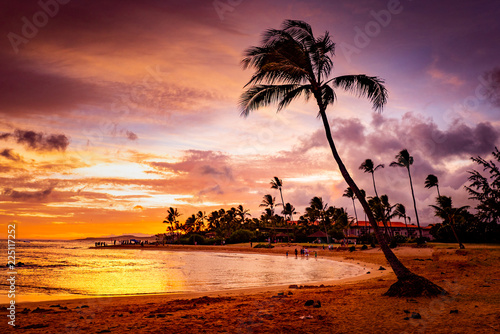 【旅行】空が赤く染まる夕方の海の風景 ハワイのカウアイ島