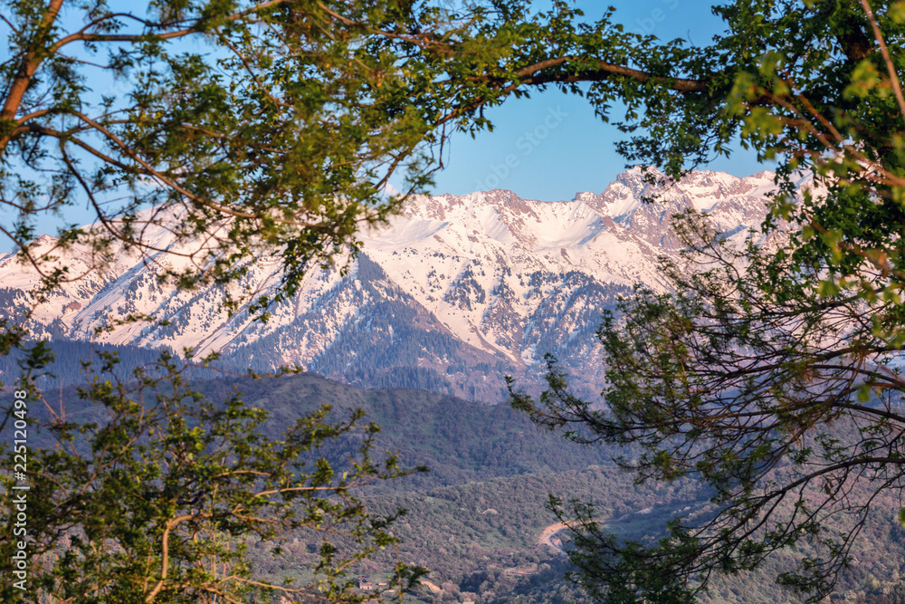 Obraz premium Mountain peaks in the rays of the sunset, close-up