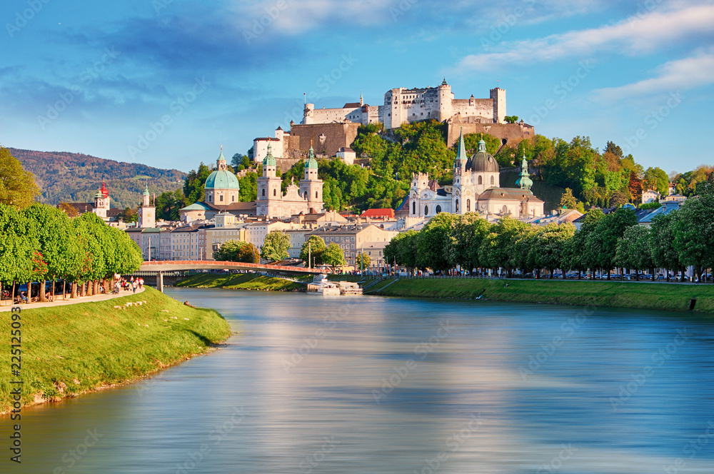 Naklejka premium Panoramiczny widok na panoramę Salzburga z twierdzą Hohensalzburg i rzeką Salzach, Salzburger Land, Austria