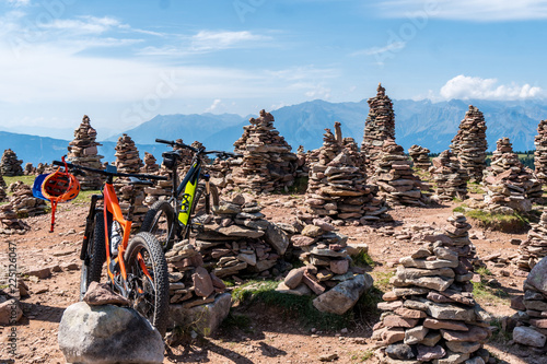 Zwei Mountainbikes auf den Stoanernen Mandlen photo