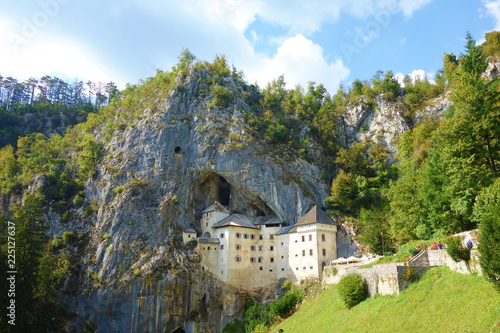 Fotografia Predjama Castle, situated in the middle of a cliff near Postojna Cave, is the largest cave castle in the world