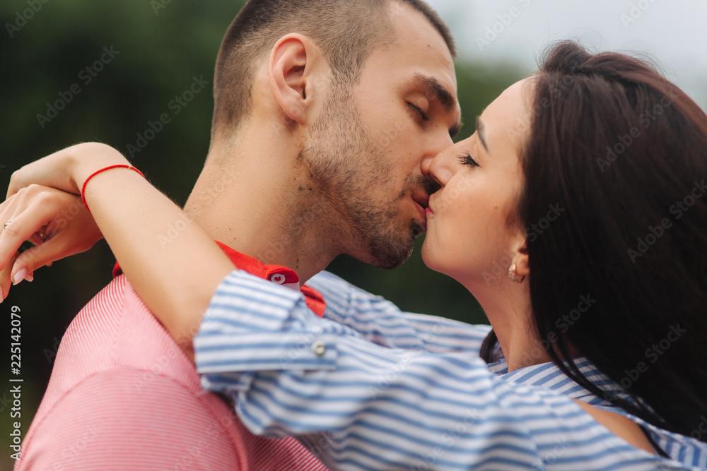 Obraz premium Girl hugs guy and smiles. autumn weather
