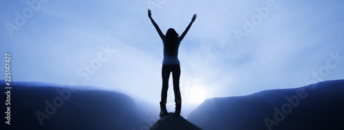 Bergsteigerin am Gipfel