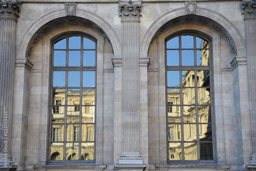 Fenêtre en plein cintre au Louvre à Paris, France