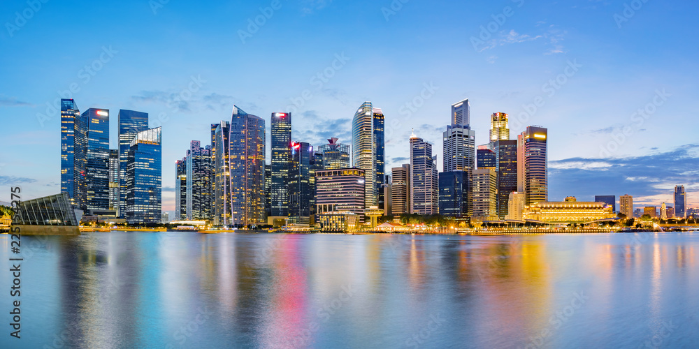 Obraz premium Singapur panoramę dzielnicy finansowej w zatoce Marina o zmierzchu, miasto Singapur, Azja Południowo-Wschodnia.