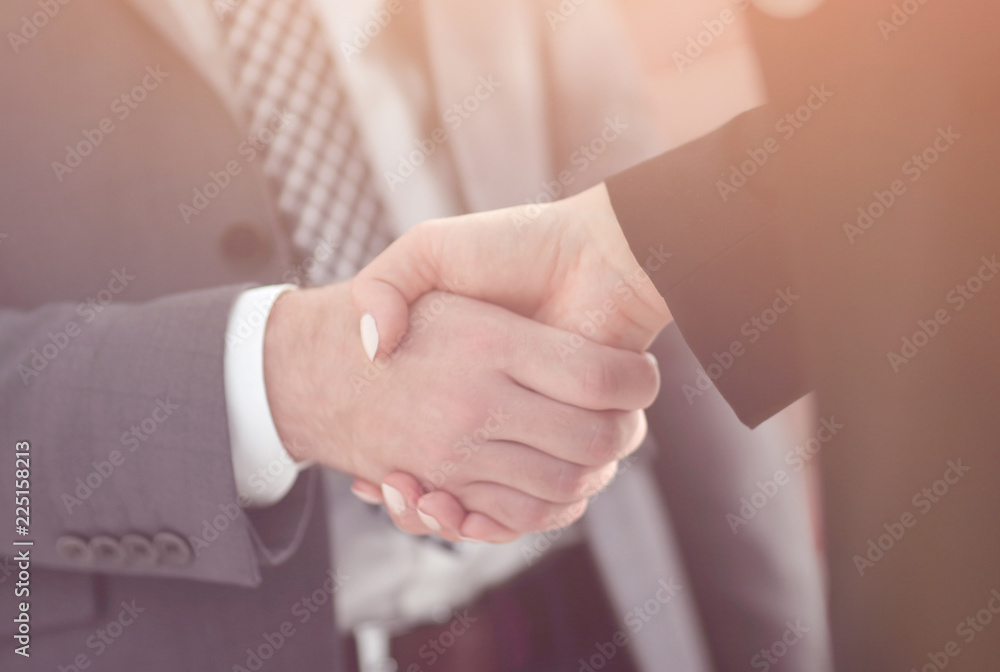 Business executives to congratulate the joint business agreement Business executives to congratulate the joint business agreement