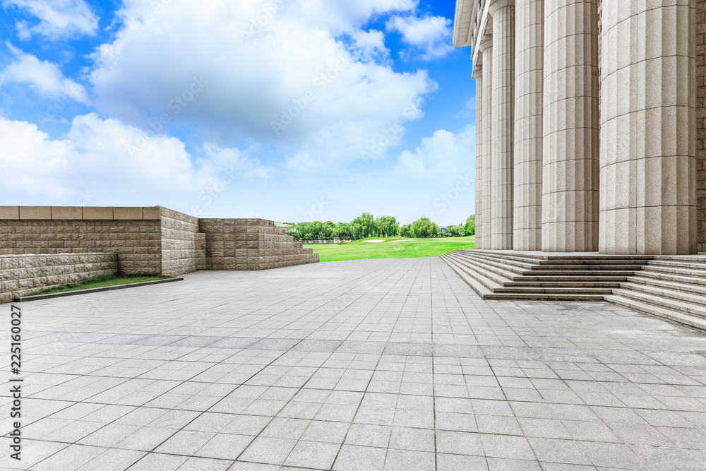 Obraz premium Empty square floor and modern urban architecture