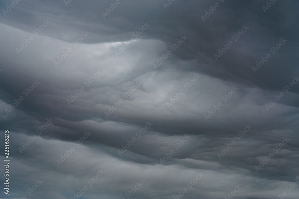 Naklejka premium Beautiful dark wavy clouds.