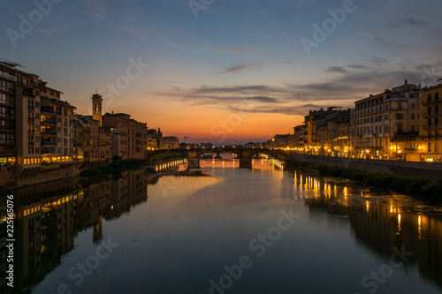 Coucher de soleil à Florence au bord de l'Arno