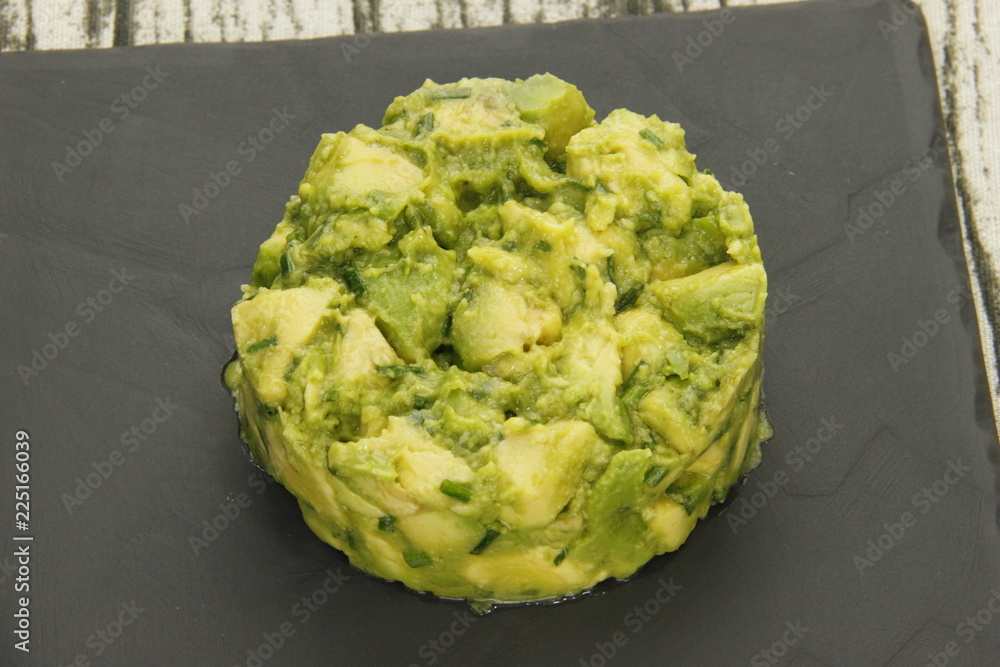 Tartare d'avocat sur une ardoise Tartare d'avocat sur une ardoise