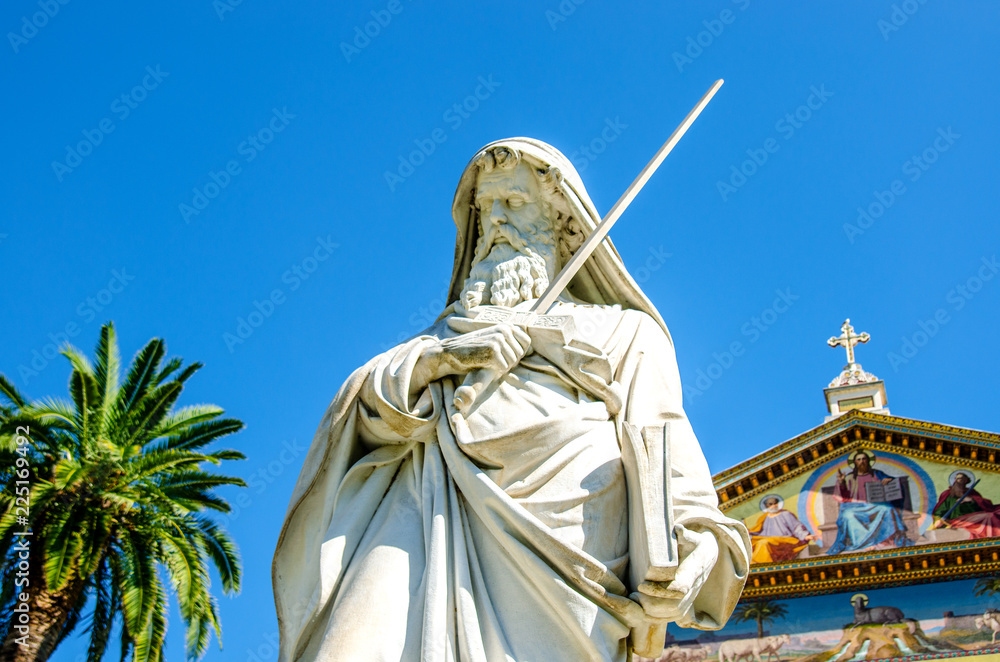 Obraz premium Statue of St. Paul in the Basilica of San Paolo. Rome. Italy. 