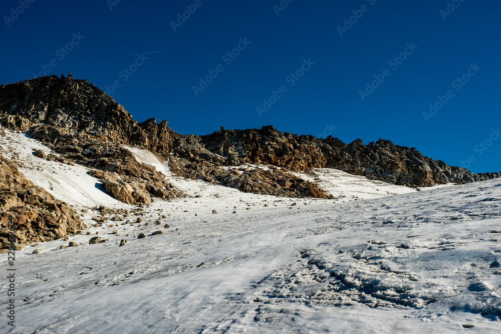 Schroffe Felsen am Rande des Gletschers am hohen Sonnblick in den österreichischen Alpen.