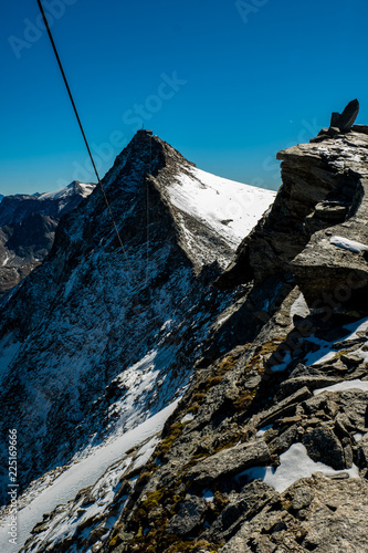 Steiler Grat am Gipfel des hohen Sonnblicks in den hohen Tauern photo