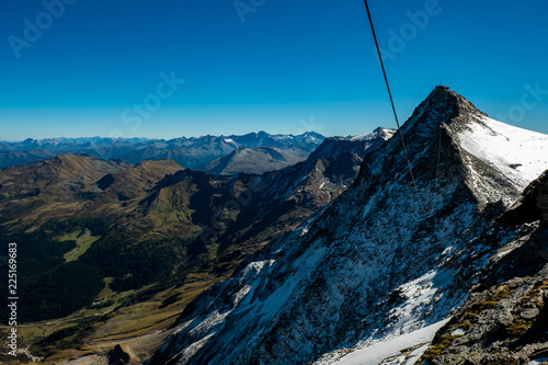 Schroffe Felsen rund um den Gipfel des hohen Sonnblicks in Österreich