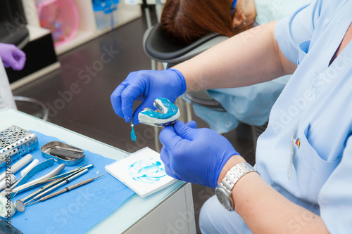 Foto An orthopedist dentist prepares a polymer material for making a dental working model