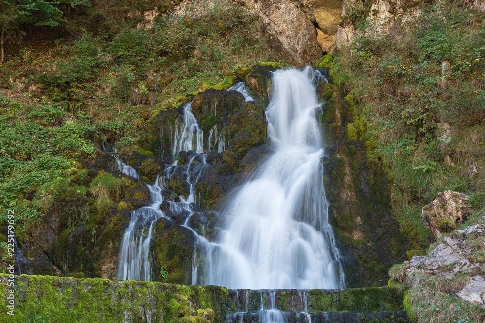 Obraz premium Wasserfall am Berg