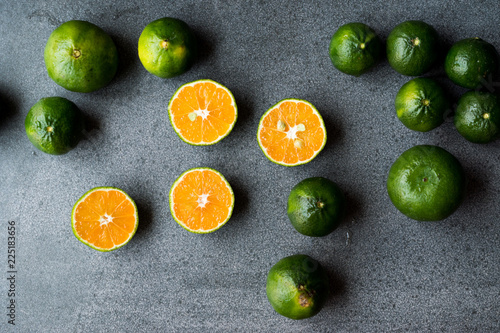 Quadro em tela Half Cut Green Tangerine Mandarins in Wooden Bowl.