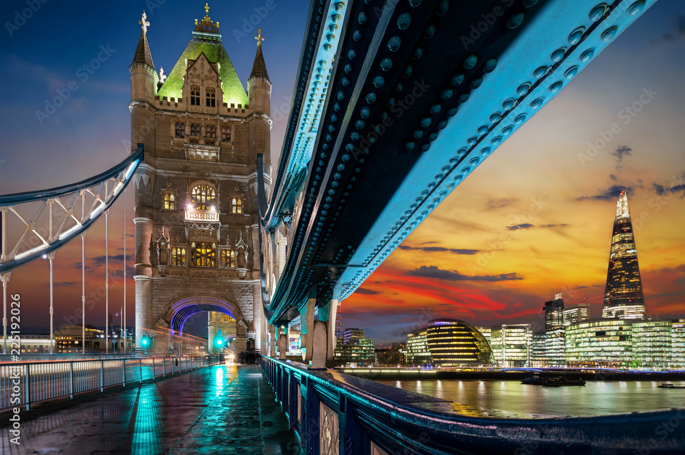 Obraz premium Blick von der Tower Bridge auf die moderne Skyline von London am Abend