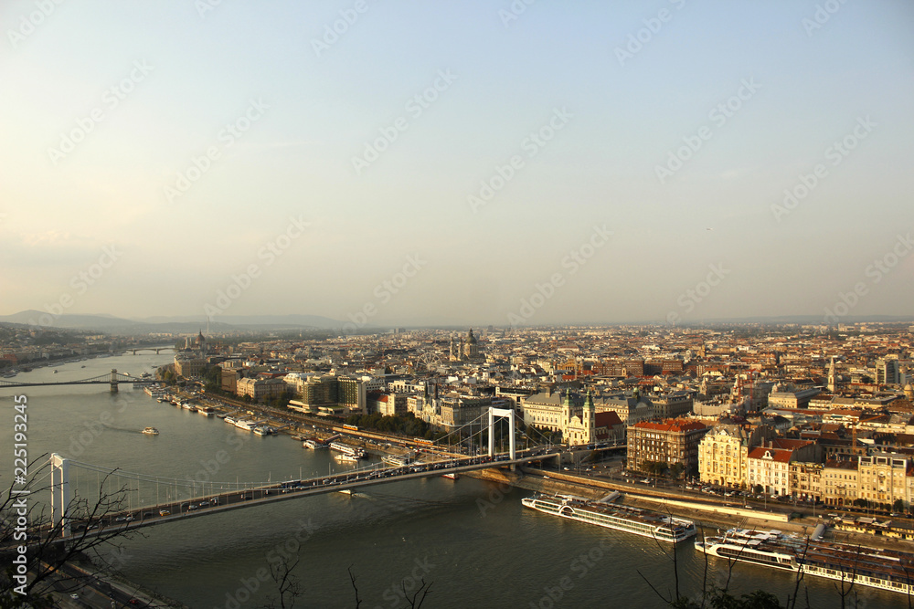 вид на Дунай и будапештские мосты с горы Геллерт