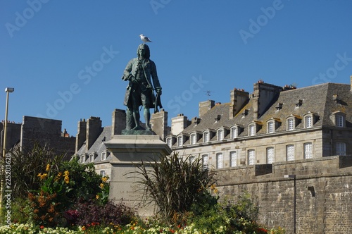 Statue de Bertrand-François Mahé de la Bourdonnais photo