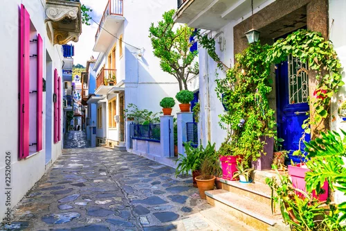 Obraz Urocze tradycyjne wąskie uliczki greckich wysp. Miasto Skopelos.
