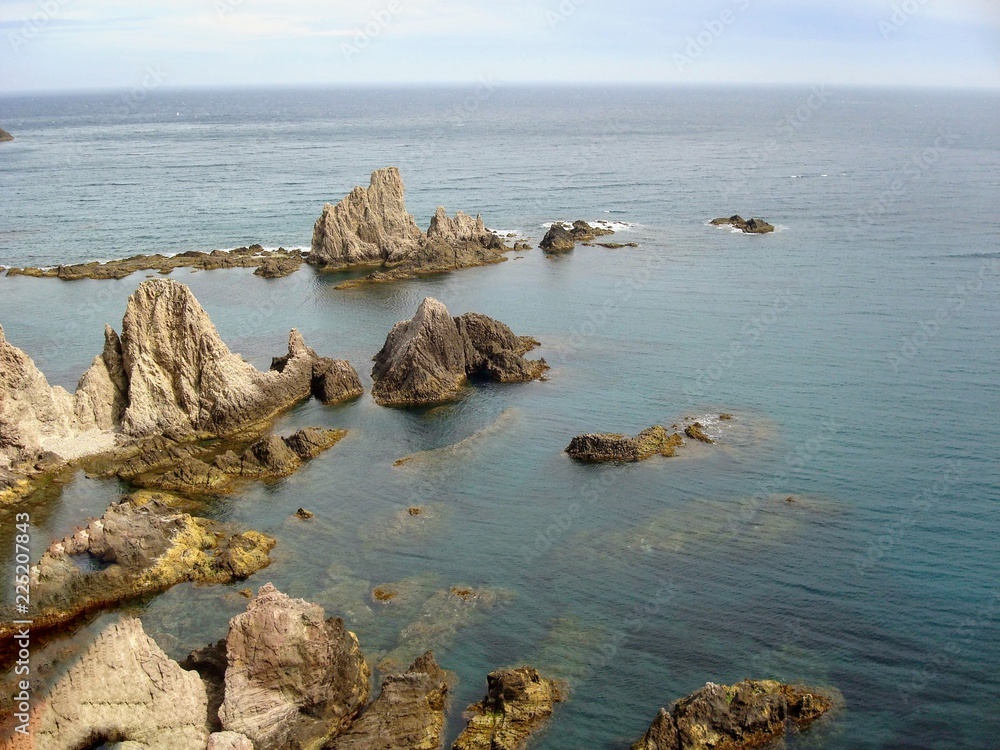 rocas en el mar