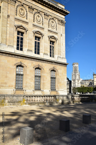 Le Louvre et Saint-Germain l'Auxerrois à Paris, France